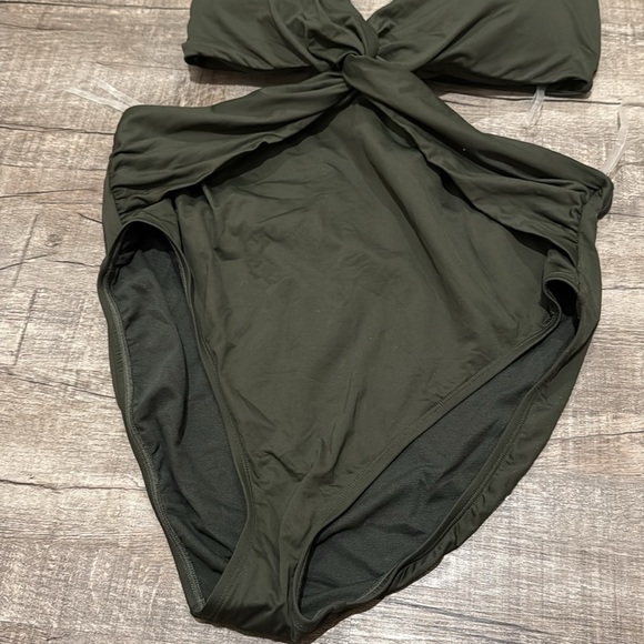 NWOT!! Black Label Ralph Lauren - Twist-Front Cutout Halter One-Piece - 18W - Picture 6 of 10